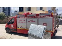İşyerinin arkasındaki eşyalar yandı, çevreyi kara dumanlar kapladı