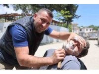 Hatay’da ürettiği bıçakların keskinliği göstermek için insanları tıraş ediyor