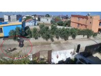 Hatay’da motosikletle tek teker yapan gençlerin duvara çarptığı anlar kamerada