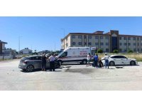 Kontrolsüz kavşakta çarpışan otomobillerin sürücüleri yaralandı