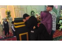 Kabe hasretiyle gözyaşlarına boğulan gencin duası yürekleri dağladı