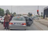 Adana’da trafikte kadınlı erkekli kavga kameraya yansıdı