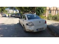 Otomobil, park halindeki araca çarptı: 1 yaralı