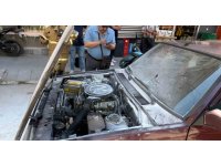 Tofaş aracın motor kısmında çıkan yangın büyümeden söndürüldü