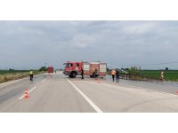 Saman yüklü pikap alev aldı, sürücü ve yanındakiler son anda kurtuldu
