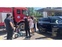 Çocuğu araç içerisinde kilitli kaldı, gözyaşlarına boğulan kadının yardımına itfaiye ekipleri yetişti