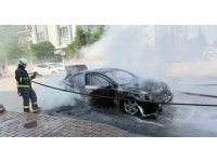 Otomobil saniyeler içinde alev topuna döndü, yangın tüpü ve hortumlar işe yaramadı