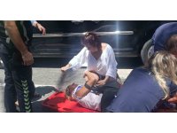 Yaya geçidinde motosikletin çarptığı Alman kadın turist yaralandı
