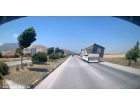 Fırtınanın, tırda taşınan konteyneri uçurduğu anlar kamerada
