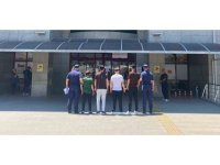 Irmaktaki teknenin kapısını kırıp içeride buldukları alkollerle alem yaptılar