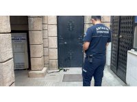 Namaza gelen cemaat karşılaştıkları yılanı önce oyuncak sandı, hareket edince telefona sarıldı