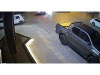 Otomobille çarpışan motosiklettekiler, metrelerce uçup park halindeki aracın bagajına çarptı