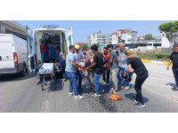 Yağ dökülen yolda kayarak 50 metre sürüklenen motosikletli yaralandı