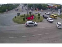 Akan trafiğe rağmen 1 dakika içerisinde Türk bayrağını yerden kaldırdılar