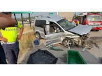 Tarsus’ta otomobil tıra çarptı: 1 ölü, 4 yaralı