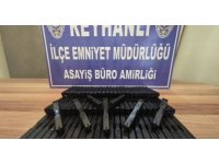 Otomobilin bagajındaki zuladan onlarca silah parçası çıktı