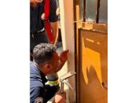 Parmağı kapıya sıkışan çocuğun imdadına itfaiye yetişti