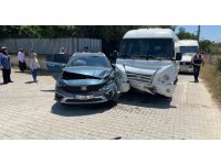 Antalya’da okul servisi otomobille çarpıştı: 7’si anaokulu öğrencisi 9 yaralı