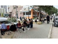 Öğrenciler içeride veliler dışarıda ter döktü