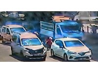 Adana’da feci kaza: Yolun karşısına geçerken iki aracın çarptığı çocuk hayatını kaybetti