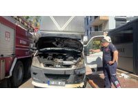 Park halindeki nakliye kamyonunda motor yangını