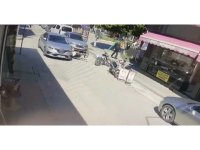 Bisikletiyle aniden yola çıkan çocuğa otomobil çarptı
