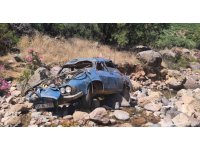 Uçurumdan yuvarlanarak hurdaya dönen otomobilin sürücüsü yaralandı