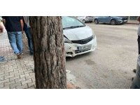 Burdur’da otomobil ağaca çarptı: 1 yaralı