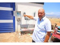 Elektriği kesilen besici yardım bekliyor