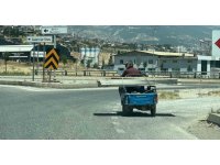 Trafikte beklerken motosiklet üzerinde oynamaya başladı