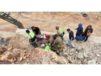 Kayalıklardan düşen işçi yaralandı