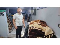 Battaniyenin içinden çıkan para ve cüzdanları teslim etti, yaşlı kadın poşeti sordu