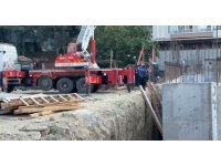 Kamyondan dökülen hafriyatın altında kalan 2 işçi yaralandı
