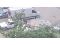 Park halindeki aracın tavanında çıkan yangına vatandaşlar müdahale etti