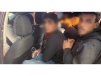 Taksiyle göçmen kaçıran insan tacirleri polisten kaçamadılar