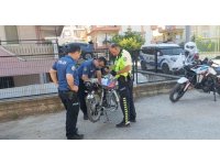 Polisi karşısında görünce motosikleti bırakıp kaçtı