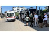 Direksiyon başında rahatsızlanan servis şoförünün kullandığı midibüs direğe çarptı