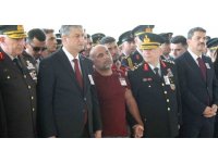 Şehit babası yürekleri dağladı, oğlunun tabutuna koşup öptü