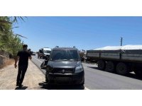 Ticari araç ile çarpışan otomobil bahçeye devrildi: 2 yaralı