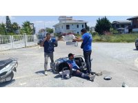 Kaza yapan mesai arkadaşlarını güneşten korumaya çalıştılar