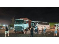 Tır ile işçi servisi çarpıştı: 12 yaralı