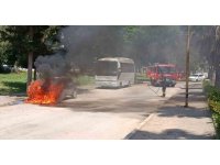 Park halinde yanan otomobil kullanılmaz hale geldi