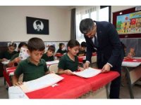 Kaymakam Şener, öğrencilerin karne mutluluğuna ortak oldu