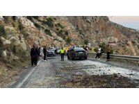 Mersin’de yola akan mazot zincirleme kazaya neden oldu, 4 araç birbirine girdi