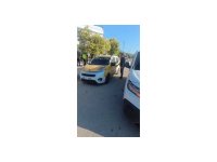 Öncü eşliğinde ticari taksiyle göçmen kaçırırken polise yakalandılar