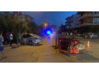 Üç tekerli elektrikli motosiklet otomobille çarpıştı: 4 yaralı