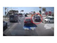 Emniyet şeridinden gelip genç kıza çarptı, o anlar araç kamerasında