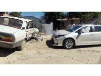 Adana’da otomobiller çarpıştı: 2 yaralı