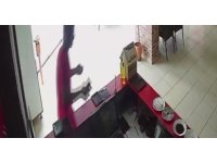 Tuvalet bahanesiyle girdiği restorandan telefon, camiden merdiven çaldı
