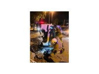 Ağaca çarparak yan yatan otomobildeki 2 kişi yaralandı